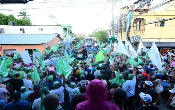 Leonel propina paliza a Abinader en Puerto Plata; Pueblo se lanza a las calles pidiendo su regreso; Vídeos